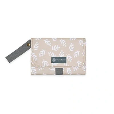 Abbildung von emma &amp; noah Wickelunterlage für Unterwegs, 82x52 cm (gefaltet 25x18 cm), Abwaschbar, Wickeltasche mit Windeltasche den Kinderwagen, Organizer Windeln und Feuchttücher (Floral Sand)