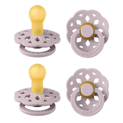 Abbildung von BIBS Boheme Schnuller 4er Pack. BPA frei, Kirschform Nippel. Naturkautschuk/Latex, Hergestellt in Dänemark, Größe 1 (0 6 Monate), Dusty Lilac