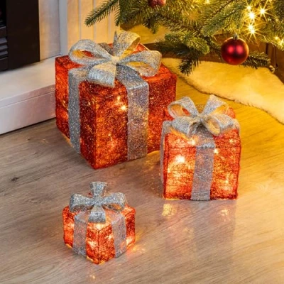 Abbildung von Spetebo LED Dekoobjekt Geschenkboxen mit Timer 3er Set rot / grau, Timerfunktion, fest verbaut, warm weiß, Weihnachts Deko Boxen weiß beleuchtet