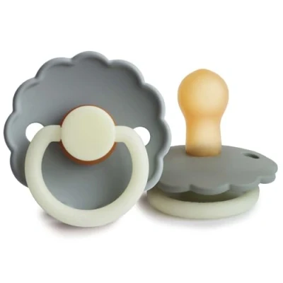Abbildung von FRIGG Daisy Night Schnuller 2 Packung Latex BPA Frei Hergestellt in Dänemark Symmetrischer Sauger Kirschform (French Gray Night/Portobello Night, Größe 1 (0 6 Monate))