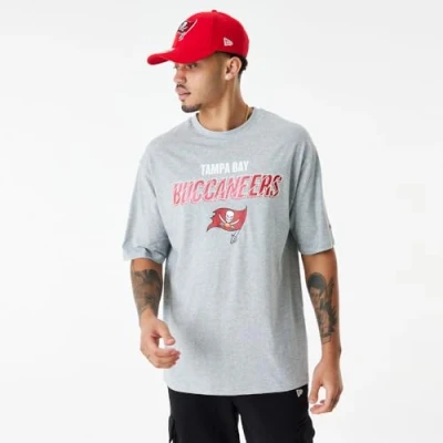 Abbildung von New Era NFL Script Graphic OS Tee TAMBUC HGRSCA Tampa Bay Buccaneers, MÄNNLICH T Shirt,