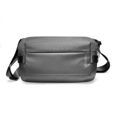 Abbildung von tomtoc Herren Schultertasche Umhängetasche Passt 2024 11 Zoll iPad Pro M4, Air M2, 7 Liter Crossbody Messenger Bag Shoulder für Alltag, Arbeit, Freizeit, Schwarz