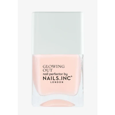 Abbildung von Nails Inc GOT ME GLOWING verschönernder Nagellack Natürlicher Glow im Baby Pink Ton Schimmerndes, spiegelndes Finish Langanhaltend &amp; Tierversuchsfrei Perfekte Maniküre, Fench Manicure Effekt