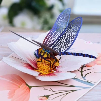 Abbildung von UNIPOP Pop Up Karte Libelle und Kosmosblume, Geburtstagskarte für Frauen, Valentinstagskarte, Muttertagskarte, Papierhochzeitskarte, Libellenkarte