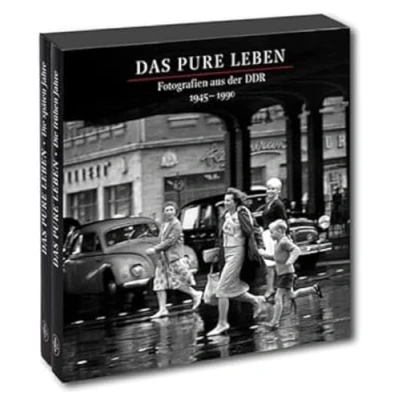 Abbildung von Das pure Leben (Sonderausgabe): Die beiden Bildbände &quot;Das Leben. frühen Jahre. 19451975&quot; und späten 19751990&quot; zusammen in einem Schuber.