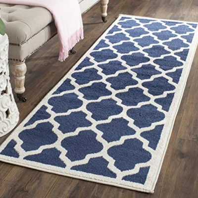 Abbildung von SAFAVIEH Geometrisch Teppich für Wohnzimmer, Esszimmer, Schlafzimmer Amherst Collection, Kurzer Flor, Marine und Beige, 69 X 213 cm