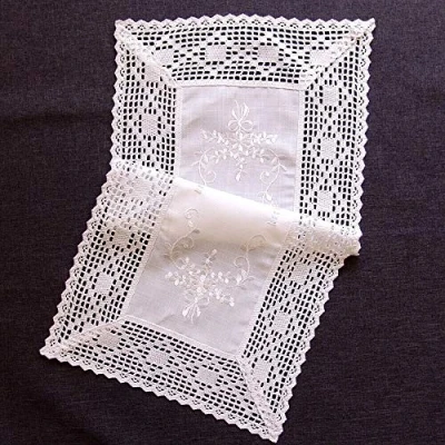 Abbildung von matches21 HOME &amp; HOBBY Tischdecke Tischläufer Landhaus Häkelspitze 35x70cm (1 tlg)