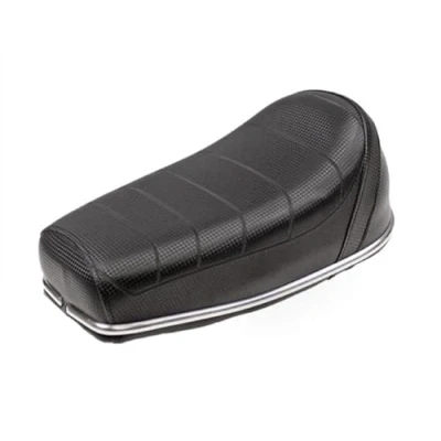 Abbildung von Sitz Sattel Carbon Schwarz mit Schelle für Puch Maxi, DKW Sachs, Garelli, Hercules Prima M, Jawa Batavus, Kreidler Flory MF MP, Simson, Tomos A3 A35, Zündapp ZD M ZR ZL ZX Mofa Moped Mokick