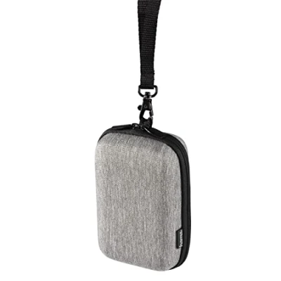 Abbildung von Hama Kameratasche „Ambato“ (kleine Fototasche für Kompaktkamera 6,5 x 4,5 11 cm, Hardcase Wandern, Fahrrad, Trekking, Hartschale mit Gürtelschlaufe, zum Umhängen, Karabiner Rucksack) gelb
