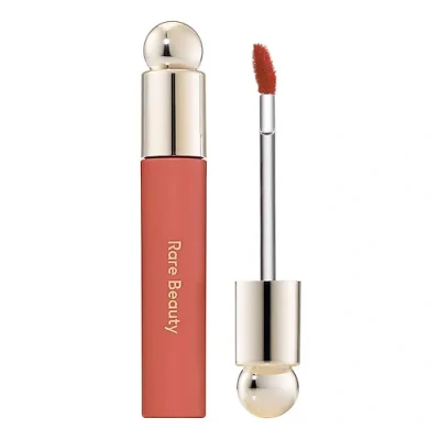 Abbildung von Rare Beauty Tinted Lip Oil Joy
