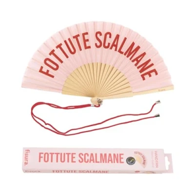Abbildung von FISURA Origineller Handfächer mit der Botschaft F*ttute scalme. Moderner und lustiger Holzfächer. Rosa Fächer. Fächer Fächerhalter. Maße: 42,5 x 23 cm.