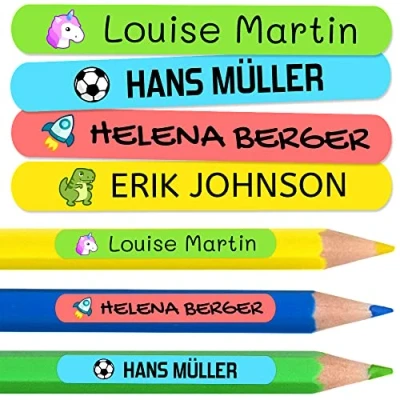 Abbildung von Namensaufkleber Kinder für Schule (50 Stück) Personalisierte Aufkleber mit Namen Stifte und Bleistift. Farbige Etiketten wasserfest. Größe 4,6 x 0,6 cm.