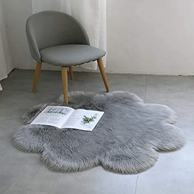 Abbildung von QINGLOU Faux Lammfell Schaffell Teppich (90 x 90 cm) Wohnzimmer Schlafzimmer Kinderzimmer/Als Bett Vorleger oder Matte für Stuhl Sofa (Grau, 90cm)