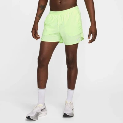 Abbildung von Nike Dri FIT Stride 5 Zoll Laufshorts L Leicht, feuchtigkeitsregulierend, gelb für maximalen Komfort und Performance