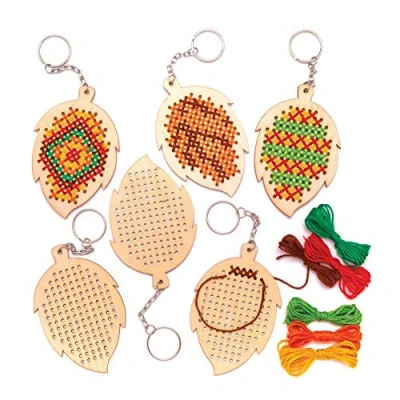 Abbildung von Baker Ross Schlüsselanhänger Bastelsets „Blatt“ aus Holz mit Kreuzstich (5 Stück) Kinder Kunst und Bastelhandwerk für Herbst Winter