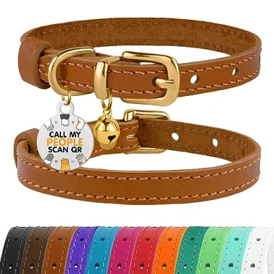Abbildung von BRONZEDOG Katzenhalsband aus Leder mit Glöckchen, Nicht abreißbar, QR Tag für Mädchen und Jungen (Hellbraun Gold, 23 28 cm)