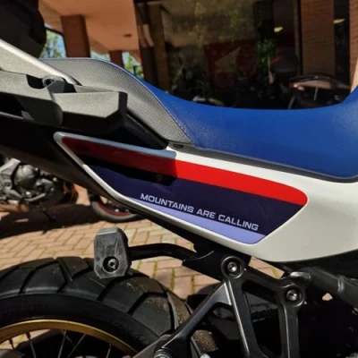 Abbildung von Resin Bike Aufkleber Kompatibel mit Honda Transalp XL 750 2023. Unter dem Sitz Seite Motorrad Schutz vor Stößen und Kratzern. Paar von 3D Harz