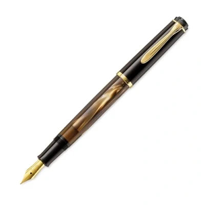 Abbildung von Pelikan Füllhalter Classic 200, Braun Marmoriert, Feder EF (extra fein), hochwertiger Kolbenfüller im Geschenk Etui, 808873, 1 stück (1er Pack)