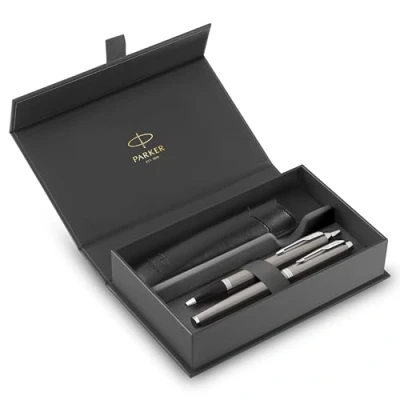 Abbildung von PARKER IM Duo Stift Geschenkset, Füllfederhalter, Kugelschreiber und Stiftetui, Edelstahl Finish mit Chromzierteilen, mittlere Spitze, blaue Tinte, perfektes Geschenk zum Schulabschluss