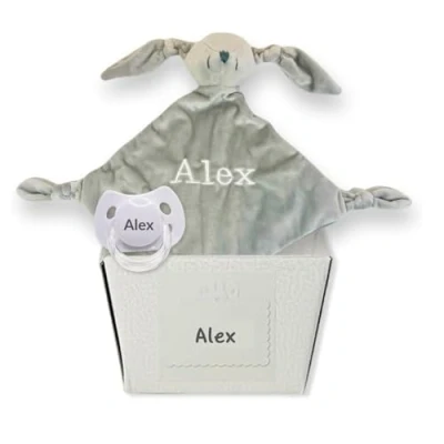 Abbildung von BebeDeParis. Doudou Personalisierbarer Schnuller und Schnuller, Weiß. Wertvolles personalisiertes Geschenk zur Geburt. Präsentiert in einer sehr eleganten Schachtel.