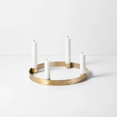 Abbildung von ferm LIVING Kerzenständer Circle, Ø 25 cm, poliert, Messing