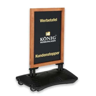 Abbildung von Dreifke Kreidetafel Holz Keitum Wind Line beidseitig beschreibbar stabiler Fuß 2x2 Federn für einen sicheren Stand bei und Wetter Holztafel Restaurant Tafel Kundenstopper 59 x 78 cm
