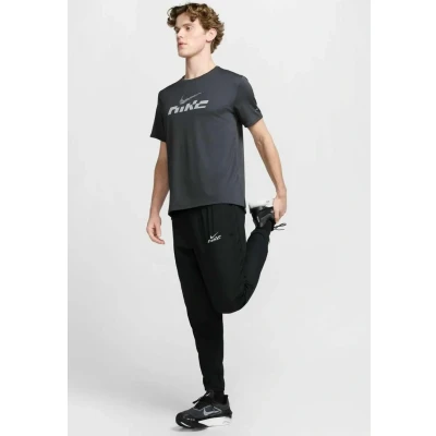 Abbildung von Nike Sportswear Miller Flash Drifit Hardloop Tshirt print, Herren, Größe: Medium, Antraciet