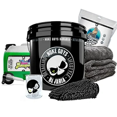 Abbildung von Nuke Guys Auto Wasch Eimer Set Skull Bucket 3,5GAL + Thick Shampoo 3L Kanister mit Messbecher &amp; Ausgießhahn Gamma Dryer Trockentuch Waschhandschuh