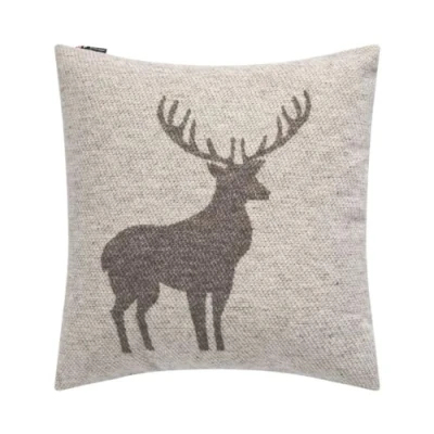 Abbildung von David Fussenegger Kissenhülle Hirsch Struktur 50x50cm Kissenbezug Alpin aus Recycling Baumwolle nachhaltig produziert ÖkoTex100 GRS Made in Austria Farbe Braun
