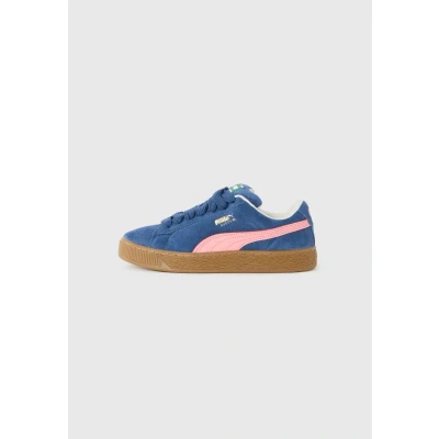 Abbildung von Puma Suede XL Sneakers Unisex Schuhe Mit Colorful Persian Blue/Gum Größe: 42.5