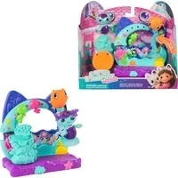 Abbildung von Gabby’s Dollhouse: Der Film Balkon Spielset &quot;Merkätzchens Aquarium&quot;, 7 teiliges Set mit Katzenfigur und Puppenhaus Zubehörteilen, für Kinder ab 3 Jahren