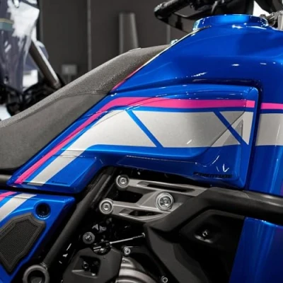 Abbildung von Resin Bike Aufkleber Kompatibel Mit Yamaha Tenere 700 World Rally 2024. Motorrad Seitenschutzgitter Tank Schutzfolie vor Stößen und Kratzern. Aufklebersatz 3D Harzklebstoff Stickers Made in Italy