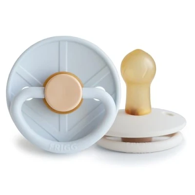 Abbildung von FRIGG Little Viking Latex Schnuller 2&#039;er Packung Naturkautschuk BPA Frei Hergestellt in Dänemark Symmetrischer Sauger Kirschform (Powder Blue/Cream, Größe 1 (0 6 Monate))