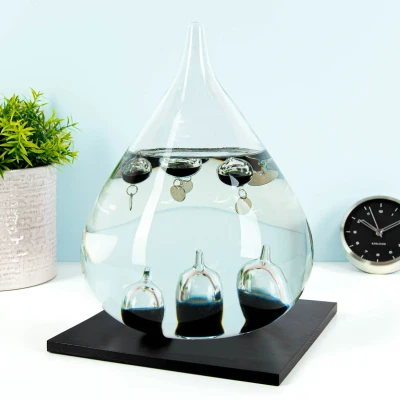 Abbildung von MikaMax Galileo Thermometer XXL Tropfenform mit Holzständer, 27 cm Dekoratives Wetterinstrument, 9 Kugeln zur Temperaturanzeige in Celsius Schwarz