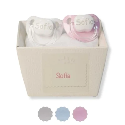 Abbildung von BebeDeParis. 2 Schnuller mit Namen des Babys. Wertvolles personalisiertes Geschenk zur Geburt. Präsentiert in einer sehr eleganten Schachtel.