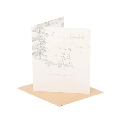 Abbildung von UK Greetings Disney Vatertagskarte für Großvater mit Umschlag Winnie Puuh Design