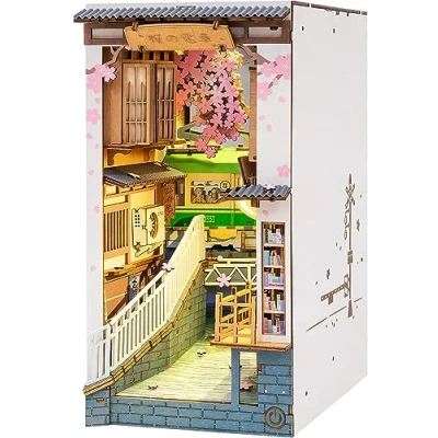 Abbildung von Robotime Spiel Sakura Densya, Rolife Diorama