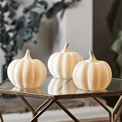 Abbildung von Lights4fun 3er Set LED Keramik Kürbis Weiß 8,8cm Batteriebetrieb Halloween Deko Herbstdeko Innen Modern