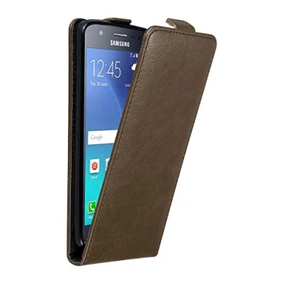 Abbildung von Cadorabo Hülle kompatibel mit Samsung Galaxy J5 2015 Flip Design aus Premium Kunst Leder Klappbare Stoßfeste Magnetische Cover für Tasche in Braun