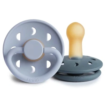 Abbildung von FRIGG Moon Phase Schnuller 2 Packung Latex BPA Frei Hergestellt in Dänemark Symmetrischer Sauger Kirschform (Powder Blue/Slate, Größe (6 18 Monate))