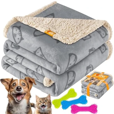 Abbildung von Lovpet® wasserdichte Hundedecke, Sherpa Fleece Haustier Decke + 3X Spielzeugknochen, maschinenwaschbar, beidseitiger Sofabezug Schutz (M (101 x 73 cm), Grau)