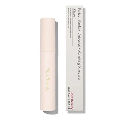 Abbildung von Rare Beauty Perfect Strokes Universal Volumizing Mascara (13,5 ml, Schwarz)