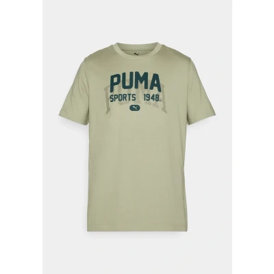 Abbildung von Puma Graphic Varsity T Shirt Herren Mit Print Lux Army Größe: M