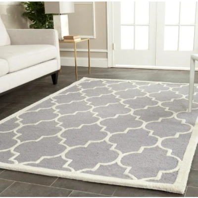 Abbildung von SAFAVIEH Geometrisch Teppich für Wohnzimmer, Esszimmer, Schlafzimmer Cambridge Collection, Kurzer Flor, Silber und Elfenbein, 91 X 152 cm