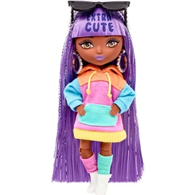 Abbildung von Barbie extra Minis, Schwarze lila Haaren und süßem Pony, buntes Sweatshirt Kleid, Rucksack, Sonnenbrille, Schmuck, inkl Puppe, Geschenk für Kinder, Spielzeug ab 3 Jahre,HJK66