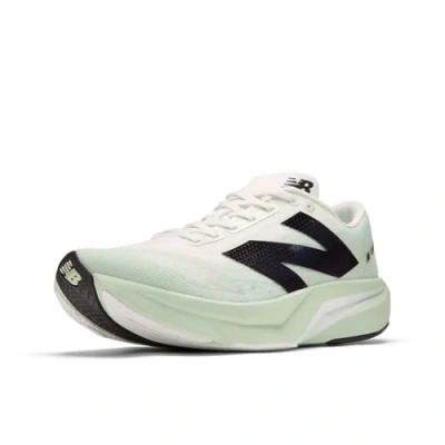 Abbildung von New Balance Fuelcell Rebel V4 Laufschuh Straße, Herren, Größe: 43, Green/white Schuhe