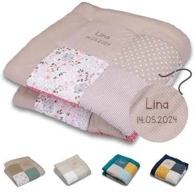 Abbildung von ULLENBOOM Krabbeldecke für Baby mit Personalisierung, 100% OEKO TEX Materialien, Rosa Blüten 100x100 cm Babydecke Namen und Datum, ideal als Spieldecke personalisiertes Geschenk zur Geburt