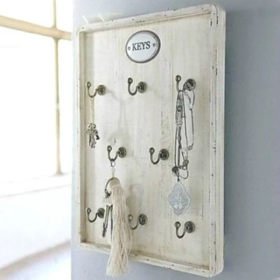 Abbildung von Schlüsselbrett aus Holz in antikweiß im Shabby Chic Stil mit 8 Haken