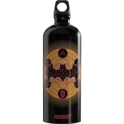 Abbildung von SIGG Alu Trinkflasche Traveller Batman Classic Gold Klimaneutral Zertifiziert Für Kohlensäurehaltige Getränke Geeignet Auslaufsicher Federleicht BPA frei Schwarz 1L