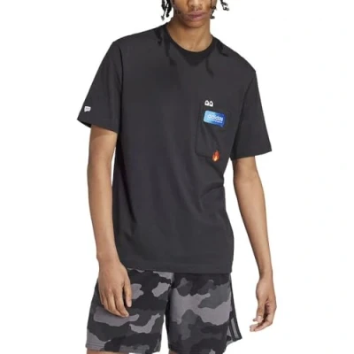 Abbildung von adidas Sportswear Remoji Pocket Graphic Tshirt print, Herren, Größe: Medium, Black
